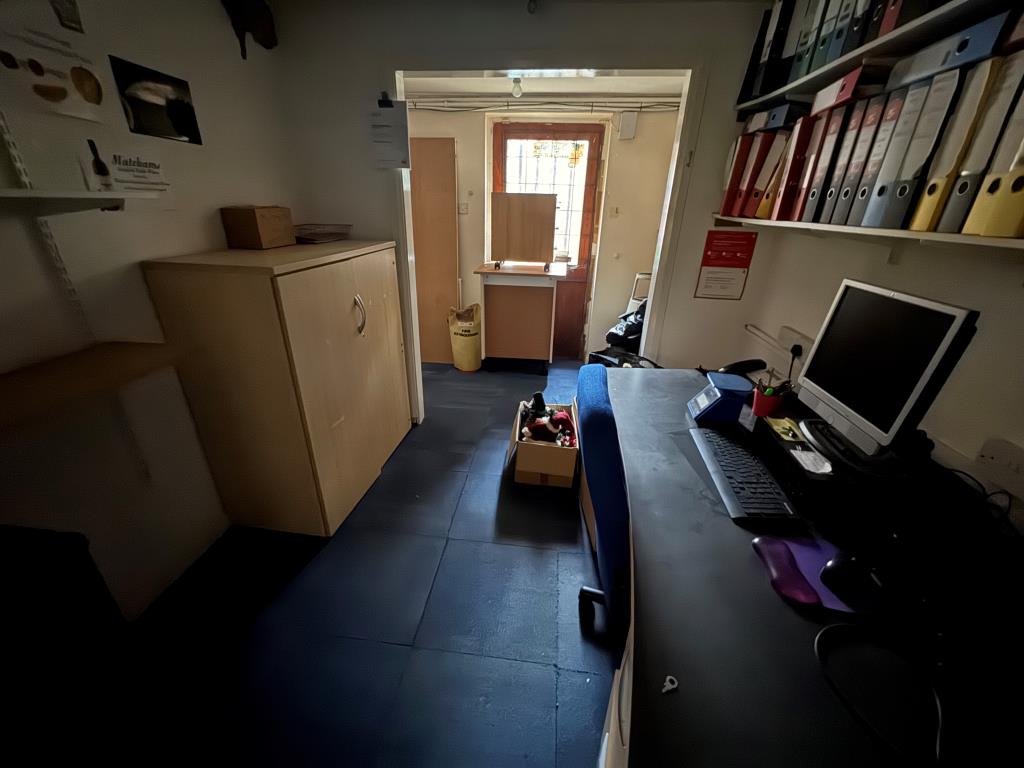 Lot: 67 - FREEHOLD COMMERCIAL PREMISES WITH GATED YARD - Office